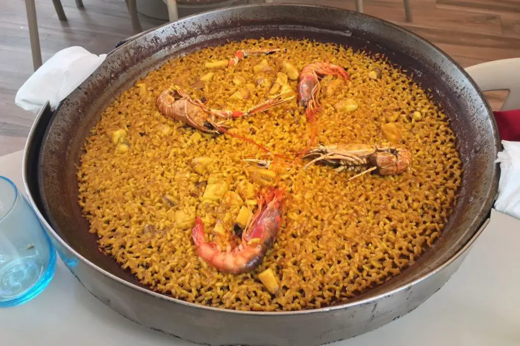 What popular Spanish dish is made from rice and seafood