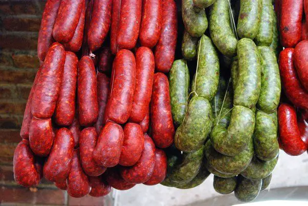 What is the difference between green chorizo and red chorizo