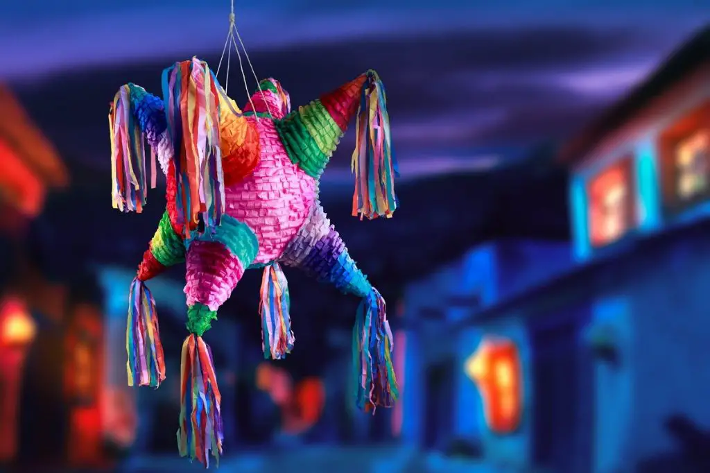 What goes in a Mexican piñata
